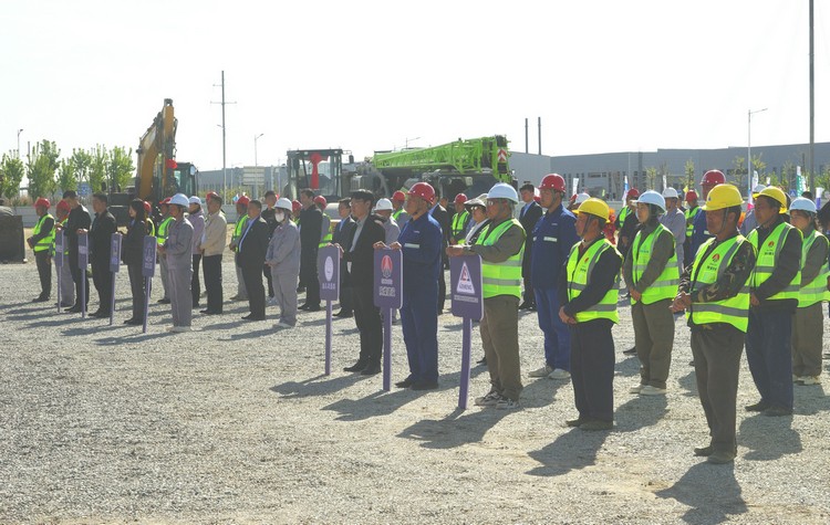 圖為參加開(kāi)工儀式的各單位代表列隊站立會(huì )場(chǎng)，周永忠攝_副本.JPG