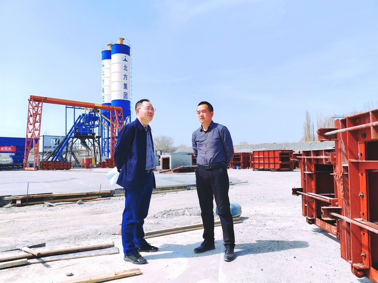 0414 ---（機械）--【抓進(jìn)度 鼓干勁】領(lǐng)導視察一線(xiàn)，心系施工進(jìn)度1_副本.jpg